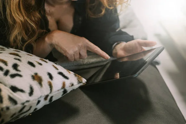 Mujer Con Tableta Computadora Habitación Casa — Foto de Stock