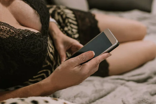 Evde Cep Telefonu Olan Seksi Bir Kadın — Stok fotoğraf