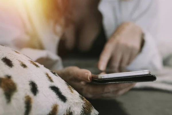 Evde Cep Telefonu Çamaşırlı Bir Kadın Var — Stok fotoğraf