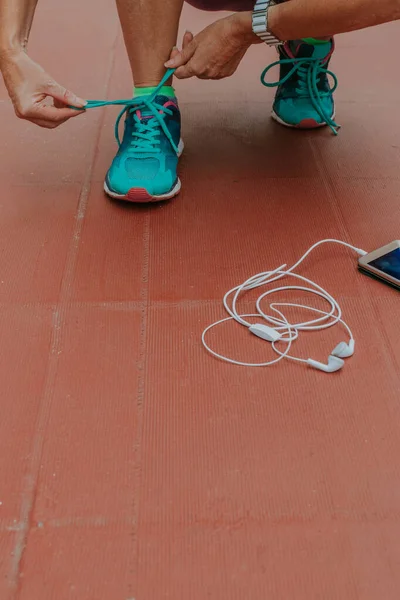 Běžec Připravuje Závod Nebo Trénink Mobilním Telefonem — Stock fotografie
