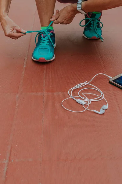 Corredor Preparándose Para Carrera Entrenamiento Con Teléfono Móvil — Foto de Stock