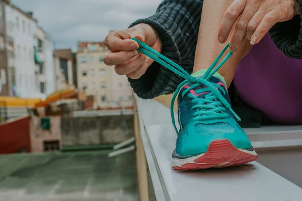 Athlete Foot Tying Shoelaces — Stock Photo, Image