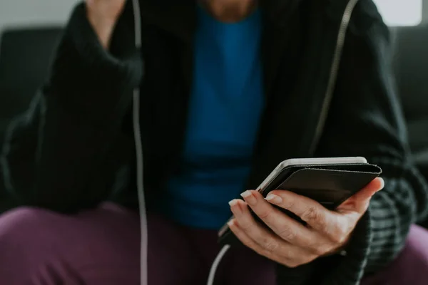 Mujer Con Teléfono Celular Mano Primer Plano — Foto de Stock