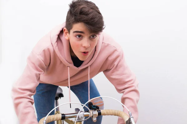 Adolescente Bicicleta Aislado Fondo Blanco — Foto de Stock