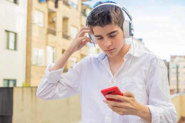 Jeune Homme Avec Téléphone Portable Écouteurs Dans Rue Ville — Photo