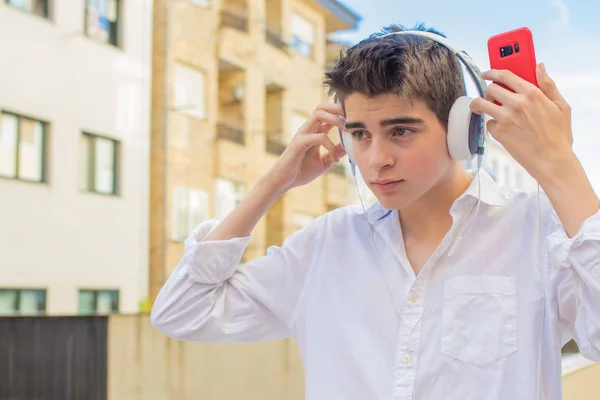 Jeune Homme Avec Téléphone Portable Écouteurs Dans Rue Ville — Photo