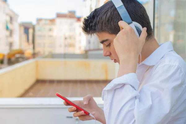 Ung Man Med Telefon Och Hörlurar Lyssnar Musik Utomhus Staden — Stockfoto