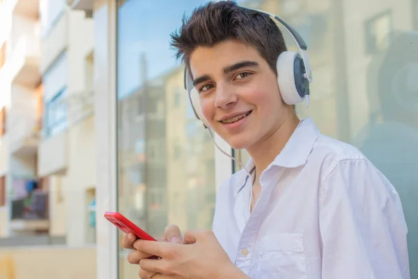 Jonge Man Met Telefoon Koptelefoon Luisteren Naar Muziek Buitenlucht Stad — Stockfoto