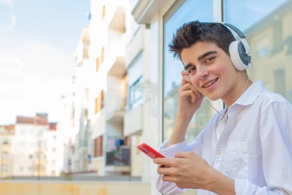 Νεαρός Άνδρας Τηλέφωνο Και Ακουστικά Ακούγοντας Μουσική Εξωτερικούς Χώρους Στην — Φωτογραφία Αρχείου