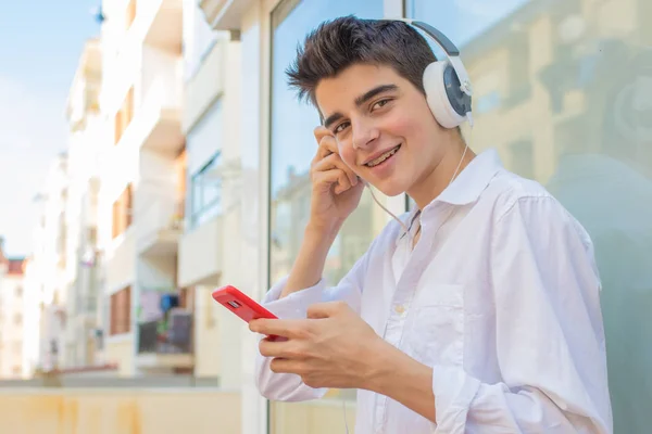 Νεαρός Άνδρας Τηλέφωνο Και Ακουστικά Ακούγοντας Μουσική Εξωτερικούς Χώρους Στην — Φωτογραφία Αρχείου