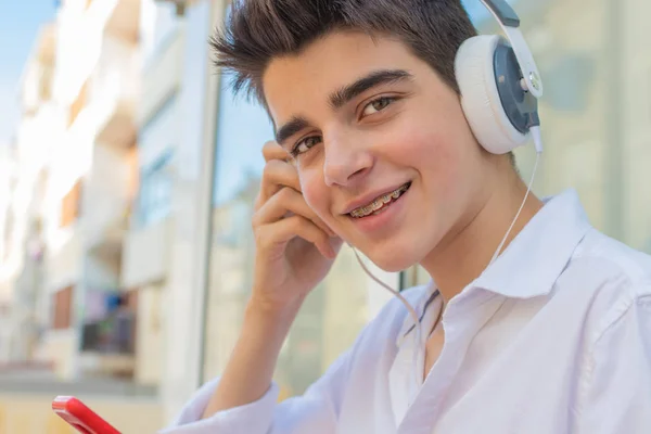 Jeune Homme Avec Téléphone Écouteurs Écoutant Musique Plein Air Dans — Photo