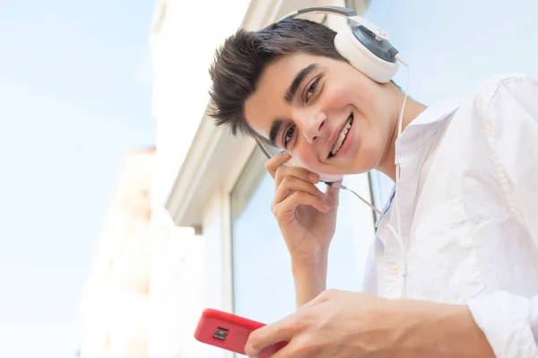 Jonge Man Met Telefoon Koptelefoon Luisteren Naar Muziek Buitenlucht Stad — Stockfoto