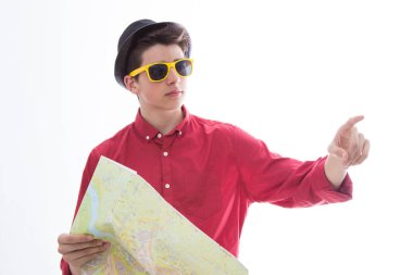 Güneş gözlüklü ve haritalı turist beyaz arka planda izole edildi