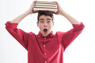 Kafasında kitap ve stres ifadesiyle izole bir öğrenci.