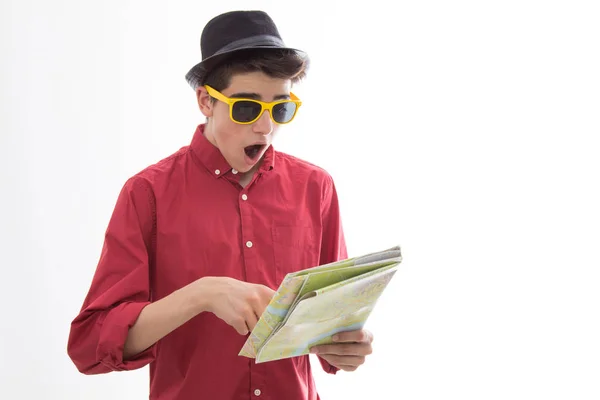 Turista Con Gafas Sol Mapa Aislado Fondo Blanco — Foto de Stock