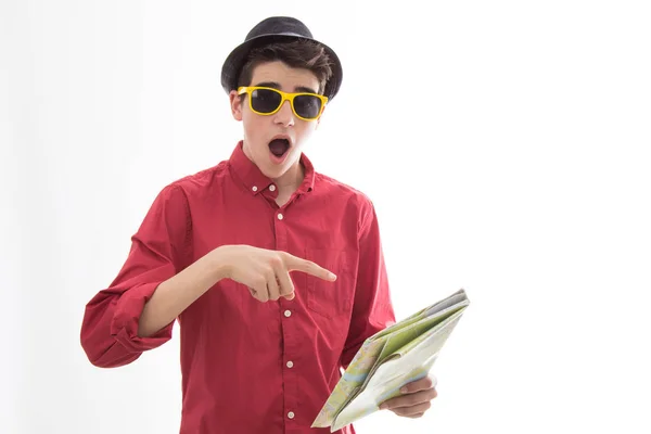 Toerist Met Zonnebril Kaart Geïsoleerd Witte Achtergrond — Stockfoto