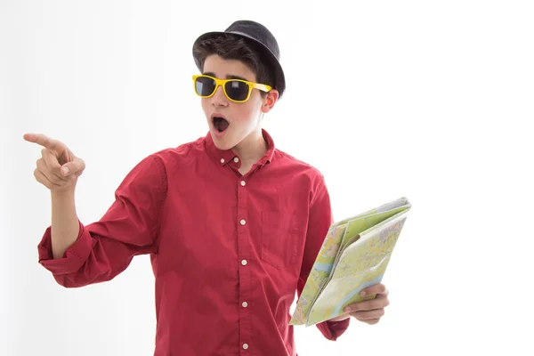 Turista Con Gafas Sol Mapa Aislado Fondo Blanco — Foto de Stock