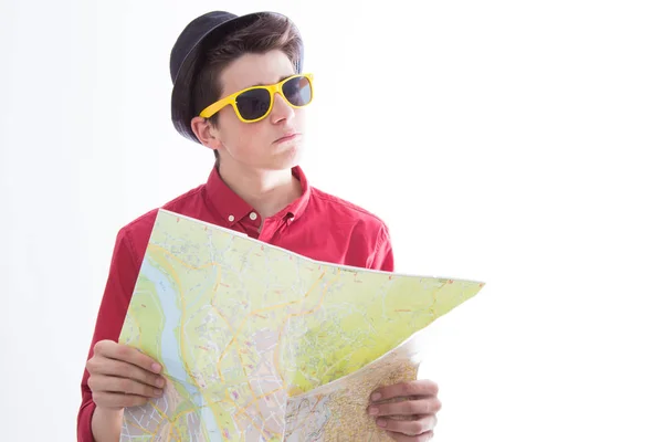 Turista Slunečními Brýlemi Mapa Izolované Bílém Pozadí — Stock fotografie