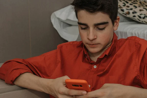 Joven Adolescente Con Teléfono Móvil Casa — Foto de Stock