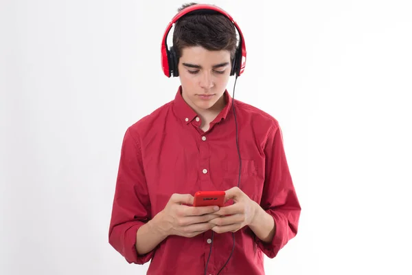 Jeune Homme Adolescent Avec Téléphone Portable Écouteurs Isolés Sur Blanc — Photo