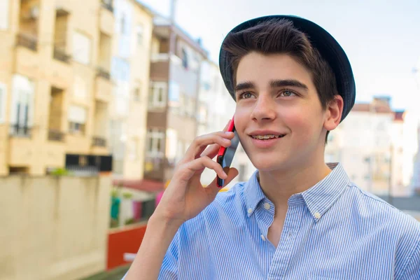 Trendy Jongeman Met Mobiele Telefoon Stad Straat — Stockfoto