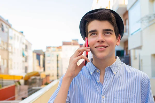 Modny Młody Człowiek Telefonem Komórkowym Ulicy Miasta — Zdjęcie stockowe
