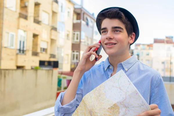 Modny Młody Człowiek Mapą Telefonem Komórkowym Ulicy Miejskiej — Zdjęcie stockowe
