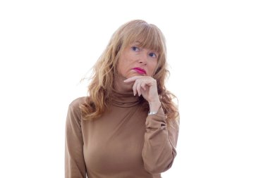 Beyaz arka planda soyutlanmış yaşlı ya da orta yaşlı kadın