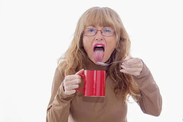 Erwachsene Frau Mit Kaffeetasse Isoliert Auf Weißem Hintergrund — Stockfoto