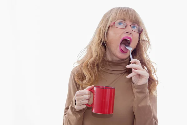 Erwachsene Frau Mit Kaffeetasse Isoliert Auf Weißem Hintergrund — Stockfoto