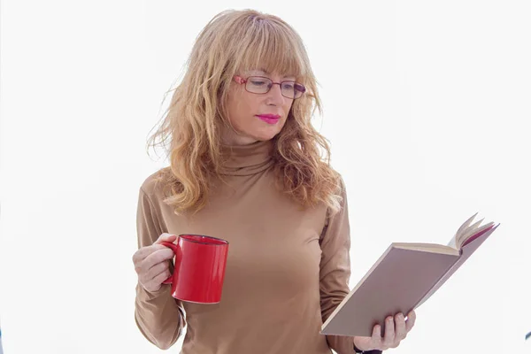 Mujer Adulta Con Libro Aislado Sobre Fondo Blanco — Foto de Stock