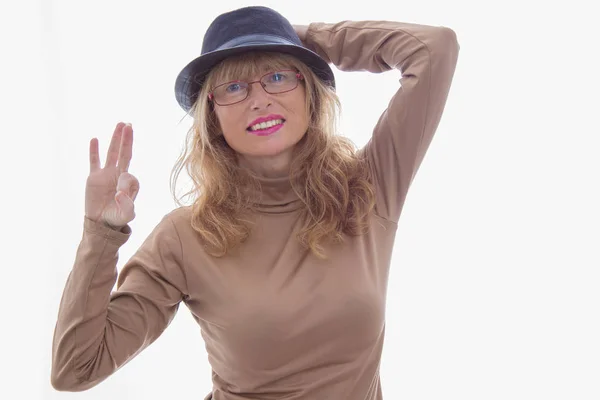 Beyaz Arka Planda Şapkalı Gözlüklü Yaşlı Bir Kadın — Stok fotoğraf