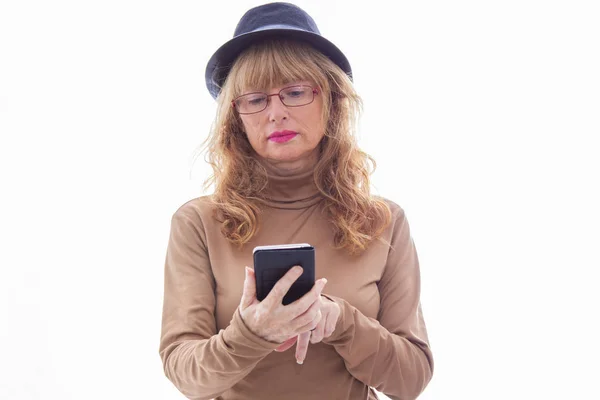 Mujer Adulta Con Teléfono Móvil Sombrero Aislado Sobre Fondo Blanco — Foto de Stock