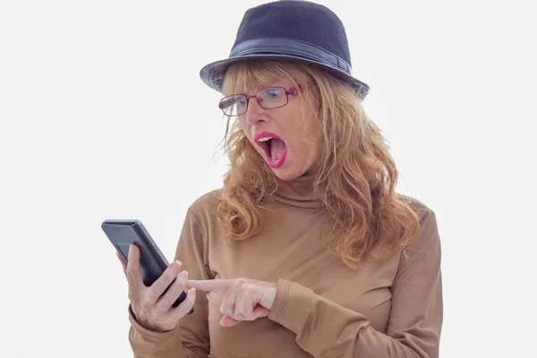 Şapkalı Cep Telefonlu Yetişkin Bir Kadın Beyaz Arka Planda Izole — Stok fotoğraf