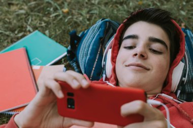 Kampüste kitapları olan bir öğrenci.