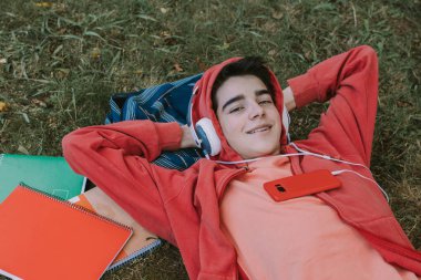 Kampüste kitapları olan bir öğrenci.