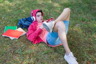 Kampüste kitapları olan bir öğrenci.