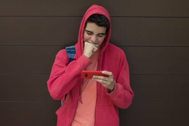 Cep telefonlu umutsuz genç adam.