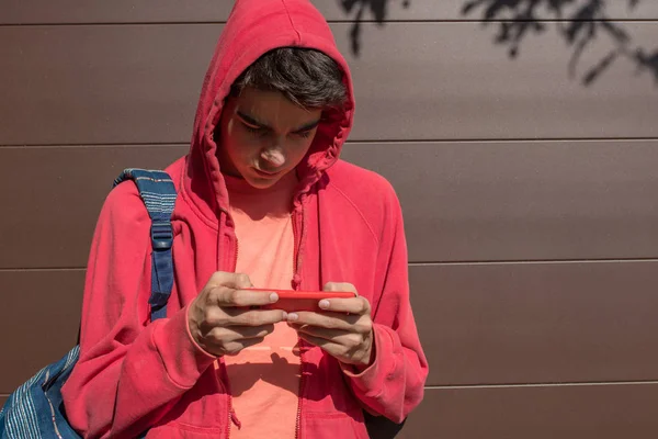 Jonge Student Met Mobiele Telefoon Buiten — Stockfoto
