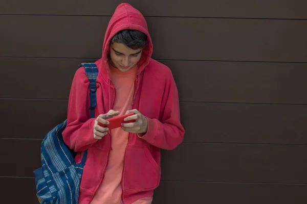 Jovem Estudante Com Mochila Telefone Celular — Fotografia de Stock