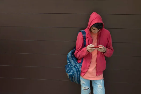 Estudante Com Mochila Telefone Celular Parede — Fotografia de Stock