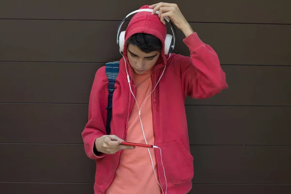 Jovem Adolescente Com Telefone Celular Fones Ouvido Parede — Fotografia de Stock