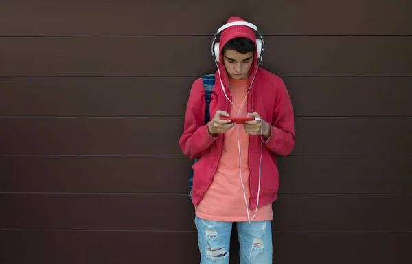 Jonge Jongen Student Met Mobiele Telefoon Koptelefoon Achtergrond Muur Buiten — Stockfoto