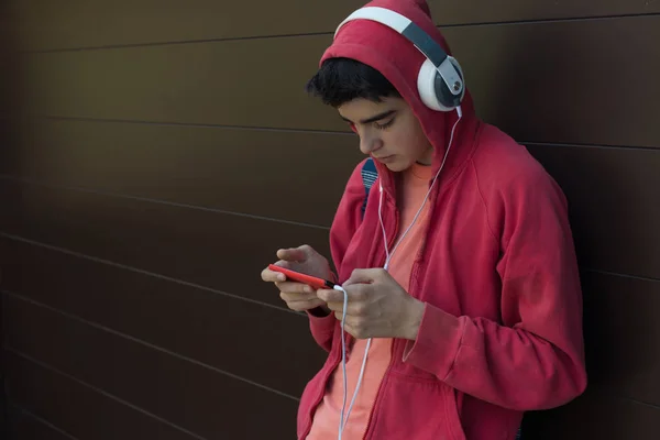 Jovem Estudante Com Telefone Celular Fones Ouvido Livre — Fotografia de Stock