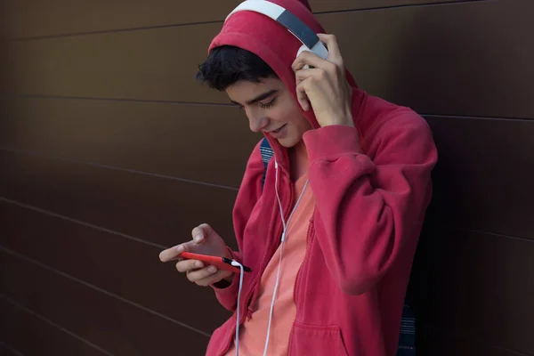 Молодий Чоловік Або Студент Мобільним Телефоном Навушниками Відкритому Повітрі — стокове фото