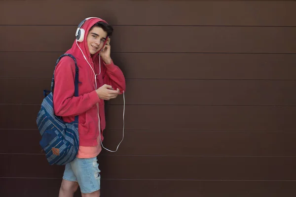 Joven Estudiante Con Teléfono Móvil Auriculares Aire Libre — Foto de Stock