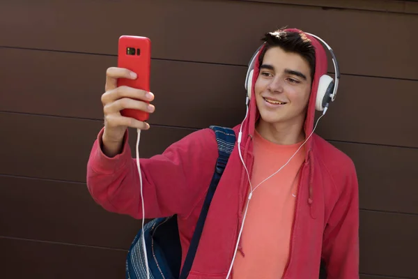 Joven Estudiante Con Teléfono Móvil Auriculares Aire Libre — Foto de Stock