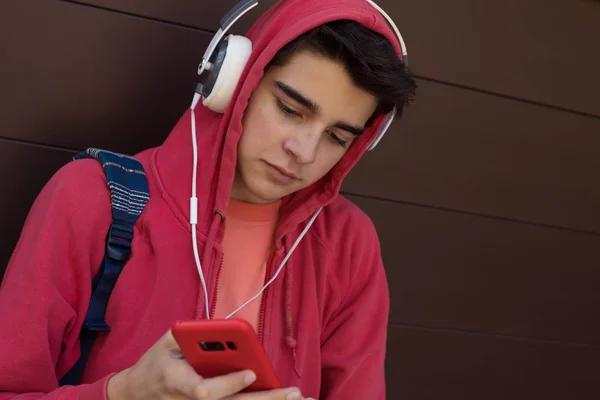 Νεαρός Άνδρας Φοιτητής Κινητό Τηλέφωνο Και Ακουστικά Εξωτερικούς Χώρους — Φωτογραφία Αρχείου