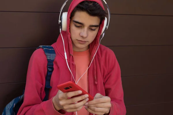 Jeune Homme Étudiant Avec Téléphone Portable Écouteurs Extérieur — Photo