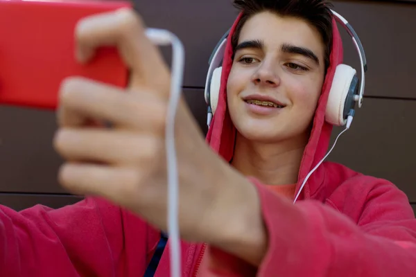 Dışarıda Cep Telefonu Kulaklığı Olan Genç Bir Adam Veya Öğrenci — Stok fotoğraf